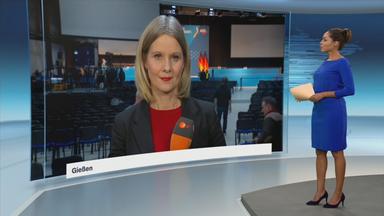 Zu sehen ist ZDF-Korrespondentin Nicole Diekmann in einem Schaltgespräch