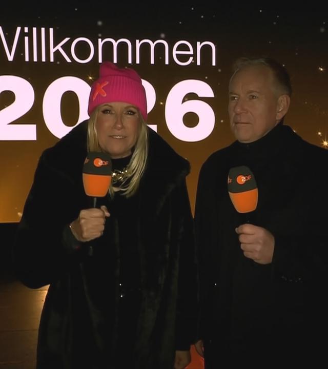 Zum ersten Mal findet die ZDF-Silvesterparty im Hamburger Hafenviertel statt. Andrea Kiewel und Johannes Kerner halten auf der neuen Wasserbühne die Stellung.