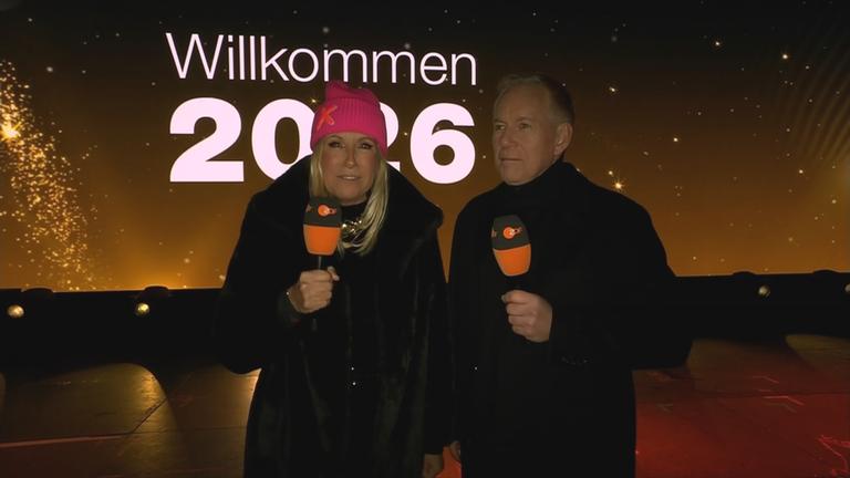Zum ersten Mal findet die ZDF-Silvesterparty im Hamburger Hafenviertel statt. Andrea Kiewel und Johannes Kerner halten auf der neuen Wasserbühne die Stellung.