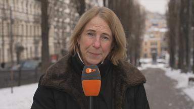 Kathrin Eigendorf mit Mikrofon in Kiew.