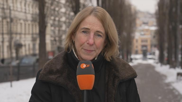 Kathrin Eigendorf mit Mikrofon in Kiew.