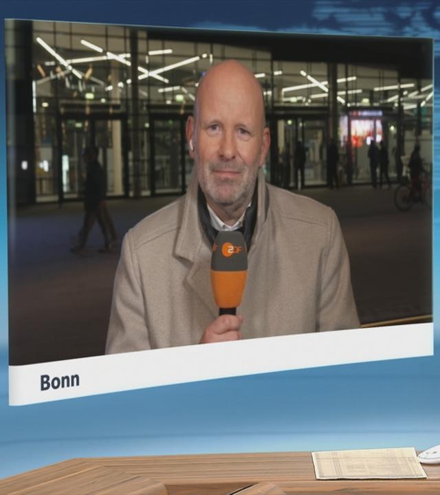 Schaltgespräch mit ZDF-Korrespondent Mathis Feldhoff und Moderation.