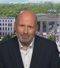 ZDF-Korrespondent Feldhoff ist zu sehen.
