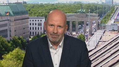 ZDF-Korrespondent Feldhoff ist zu sehen.