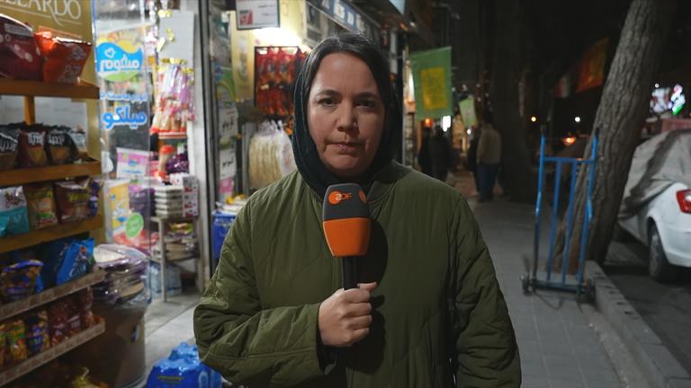 Trotz der Warnungen von US-Präsident Donald Trump klagt die iranische Justiz erste Demonstranten an und droht dabei auch mit der Todesstrafe. Phoebe Gaa berichtet vor Ort.