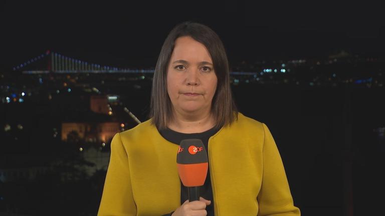 Mit erheblichem Druck zwingen die USA den Iran an den Verhandlungstisch. Die Amerikaner fordern vor allem das Ende des iranischen Atomprogramms. Phoebe Gaa berichtet vor Ort.