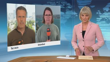 ZDF-Korrespondent Thomas Reichart und ZDF-Korrespondentin Phoebe Gaa berichten ins ZDFheute-Studio.