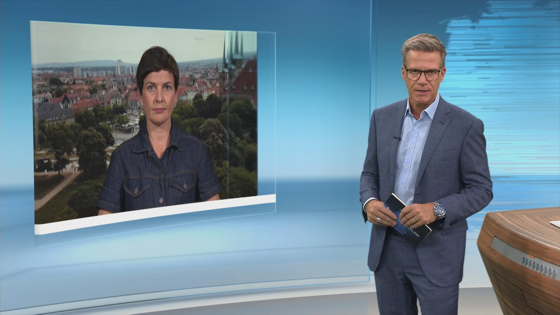 Auf dem Bild sind der Moderator Ralph Szepanski und die Reporterin Melanie Haack im Schaltgespräch zu sehen.
