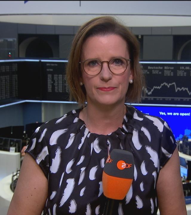 Valerie Haller in der Börse mit ZDF-Mikro