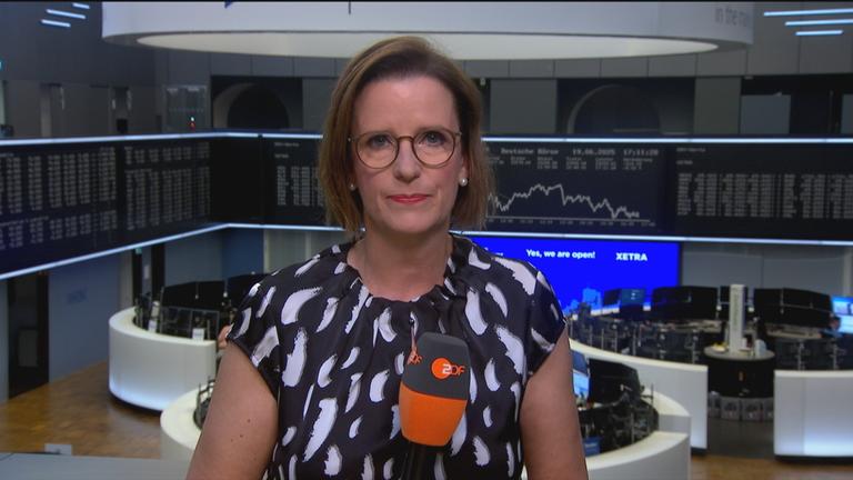 Valerie Haller in der Börse mit ZDF-Mikro