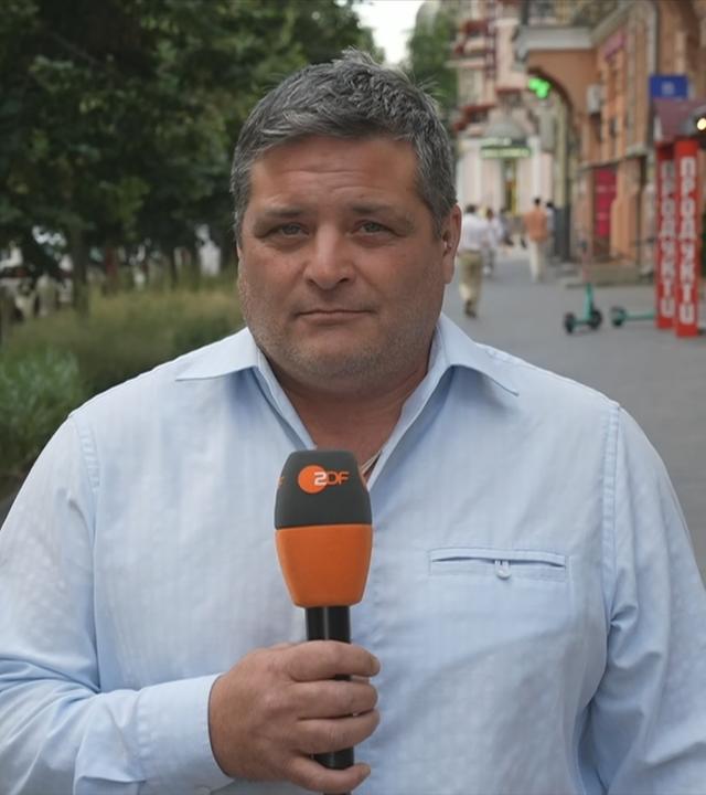 Dara Hassanzadeh mit ZDF-Mikrofon