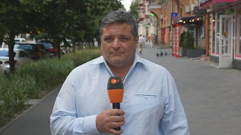 Dara Hassanzadeh mit ZDF-Mikrofon
