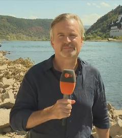 ZDF-Korrespondet Christopher Heinze steht vor dem Rhein bei Kaub.