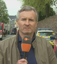 ZDF-Korrespondent Christopher Heinze ist mit einem Mikrofon zu sehen.