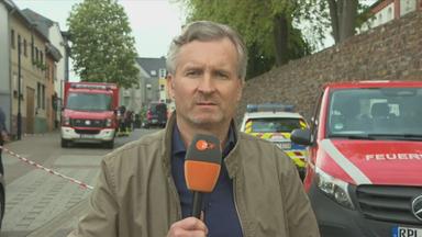 ZDF-Korrespondent Christopher Heinze ist mit einem Mikrofon zu sehen.