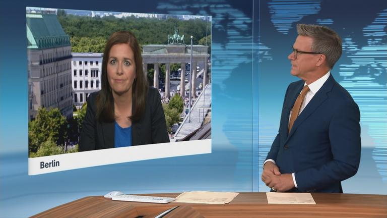 ZDF-Reporterin Anne Herzlieb berichtet ins ZDFheute Studio.