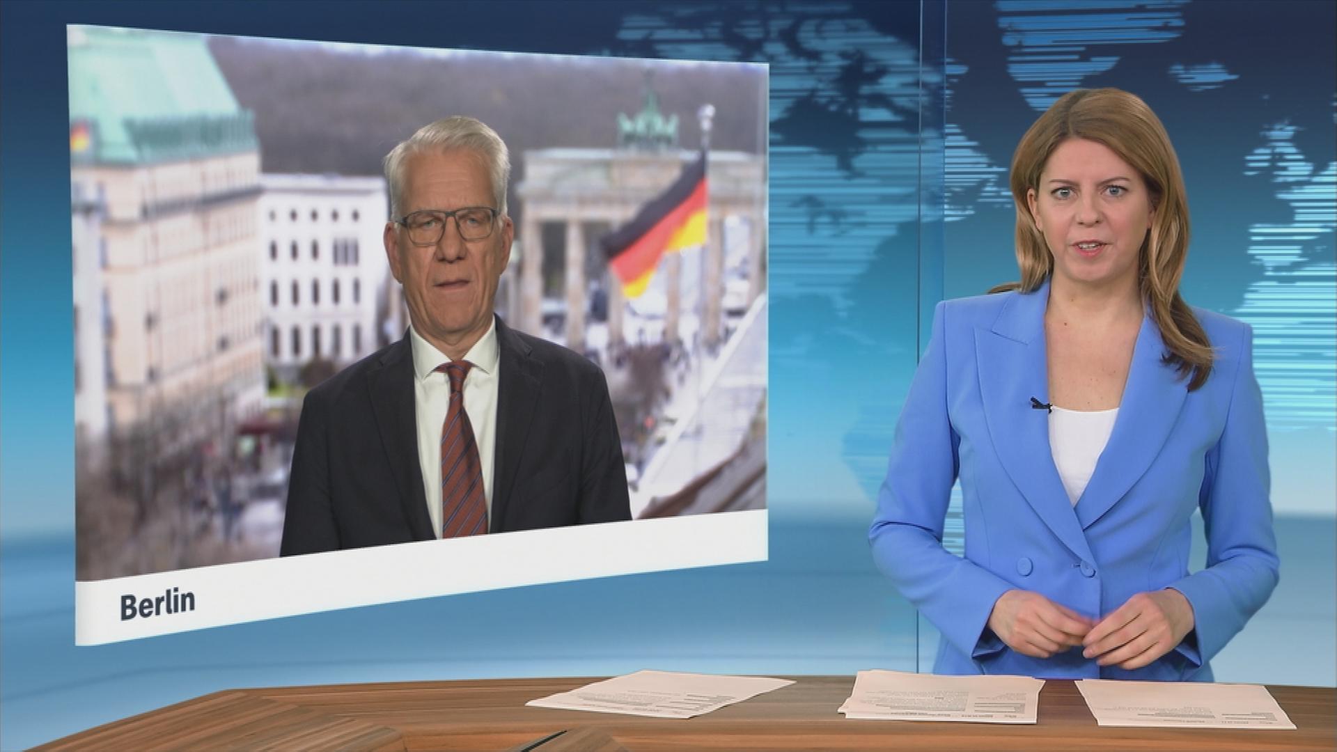 ZDF-Korrespondent Karl Hinterleitner vorden Bandenburger Tor in Berlin.