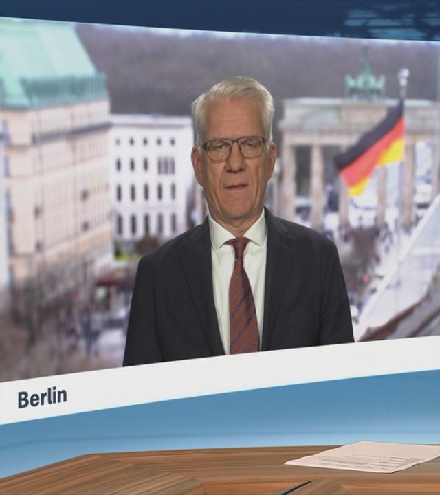 ZDF-Korrespondent Karl Hinterleitner vorden Bandenburger Tor in Berlin.