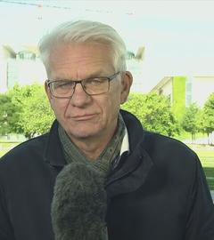 ZDF-Korrespondent Hinterleitner ist mit einem Mikrofon zu sehen.