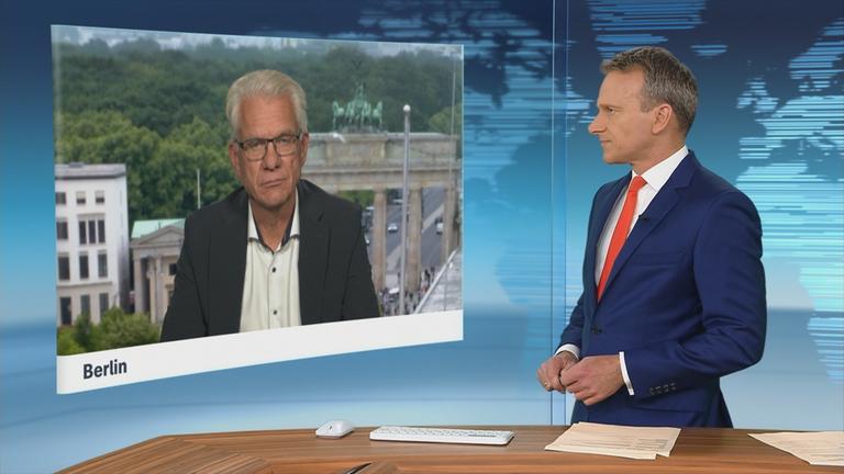 ZDF-Hauptstadtkorrespondent Karl Hinterleitner bei einem Schaltgespräch.