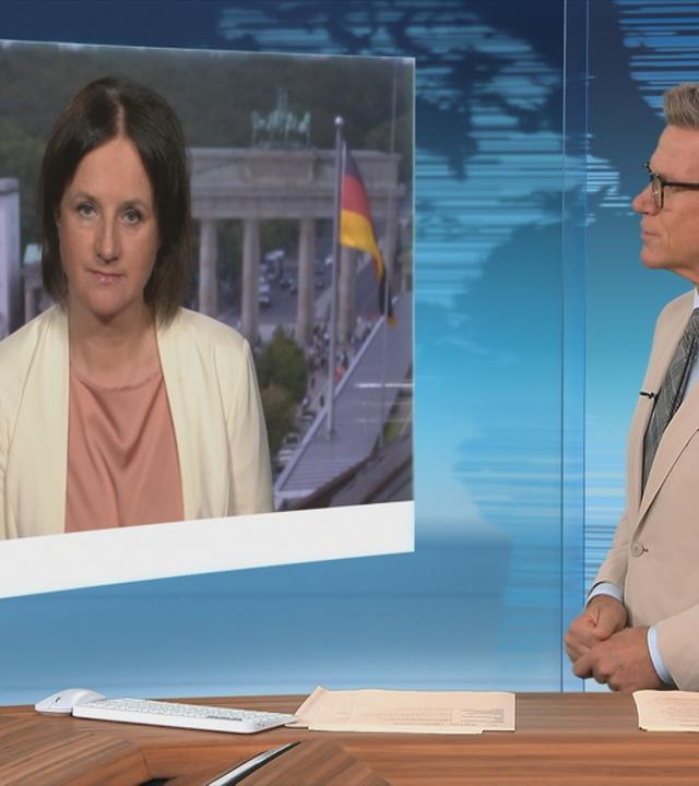 ZDF-Korrespondentin Christiane Hübscher  berichtet ins ZDFheute-Studio.
