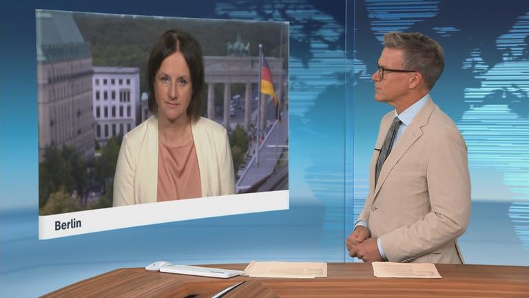 ZDF-Korrespondentin Christiane Hübscher  berichtet ins ZDFheute-Studio.