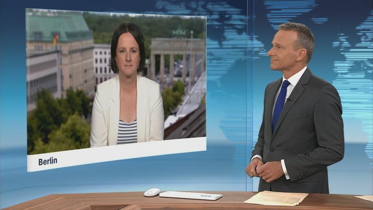 Moderatorin und Korrespdonentin Christiane Hübscher im Schaltgespräch