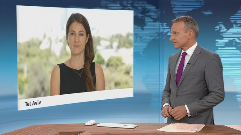 ZDF-Korrespondentin Alica Jung bei einem Schaltgespräch