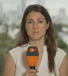ZDF-Korrespondentin Alica Jung bei einem Schaltgespräch.