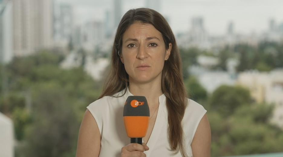 ZDF-Korrespondentin Alica Jung bei einem Schaltgespräch.