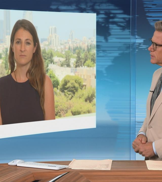 ZDF-Korrespondentin Alica Jung berichtet ins ZDFheute-Studio.