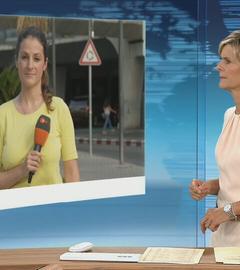 ZDF-Korrespondentin Alica Jung ist mit einem Mikrofon in der Hand zu sehen.