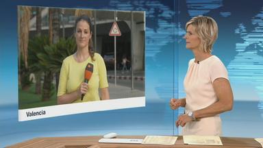 ZDF-Korrespondentin Alica Jung ist mit einem Mikrofon in der Hand zu sehen.