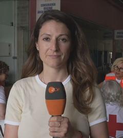 ZDF-Korrespondentin Alica Jung ist mit einem Mikrofon zu sehen.