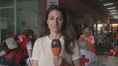 ZDF-Korrespondentin Alica Jung ist mit einem Mikrofon zu sehen.