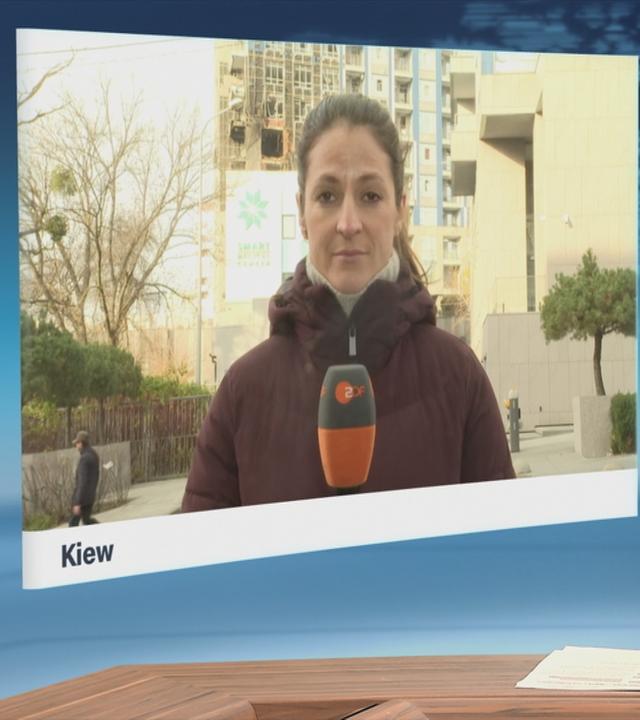 Moderator im Schaltgespräch mit Korrespondentin Alica Jung