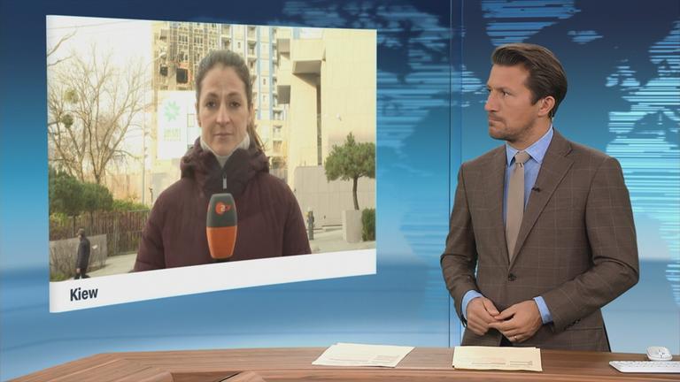 Moderator im Schaltgespräch mit Korrespondentin Alica Jung