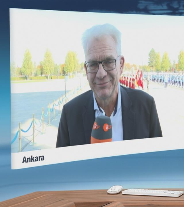 Ein Schaltgespräch zwischen dem Moderator und dem ZDF-Korrespondenten