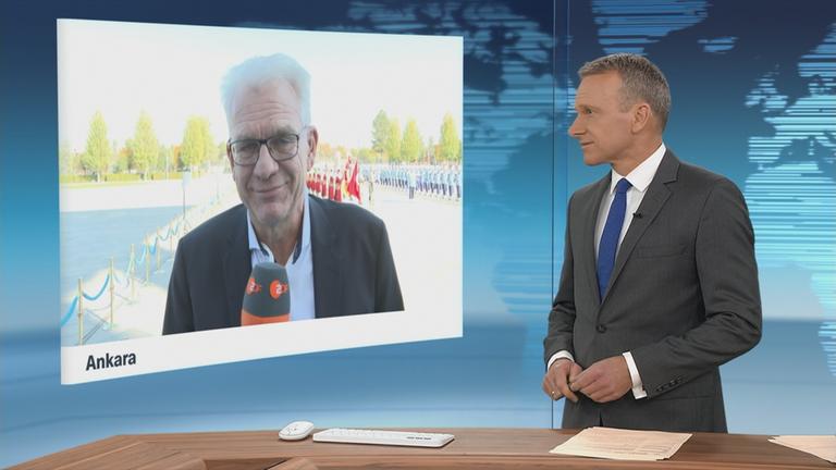 Ein Schaltgespräch zwischen dem Moderator und dem ZDF-Korrespondenten