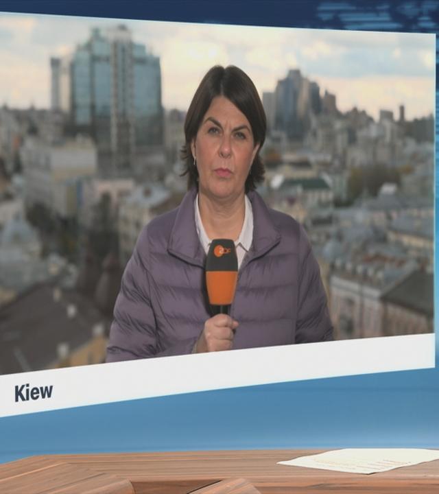Darauf ist Anne Brühl zu sehen. Sie berichtet live aus Kiew