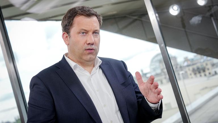 Bundesminister der Finanzen, Vizekanzler und SPD-Bundesvorsitzender, spricht im Sommerinterview mit Journalisten von ProSieben/Sat.1 für die Nachrichtensendung Sat.1 