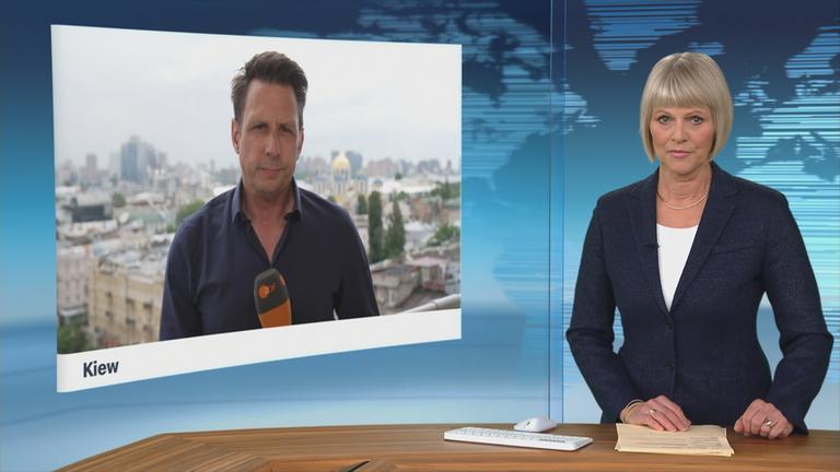 Schaltgespräch Moderatorin Gundula Gause mit Korrespondent Timm Kröger