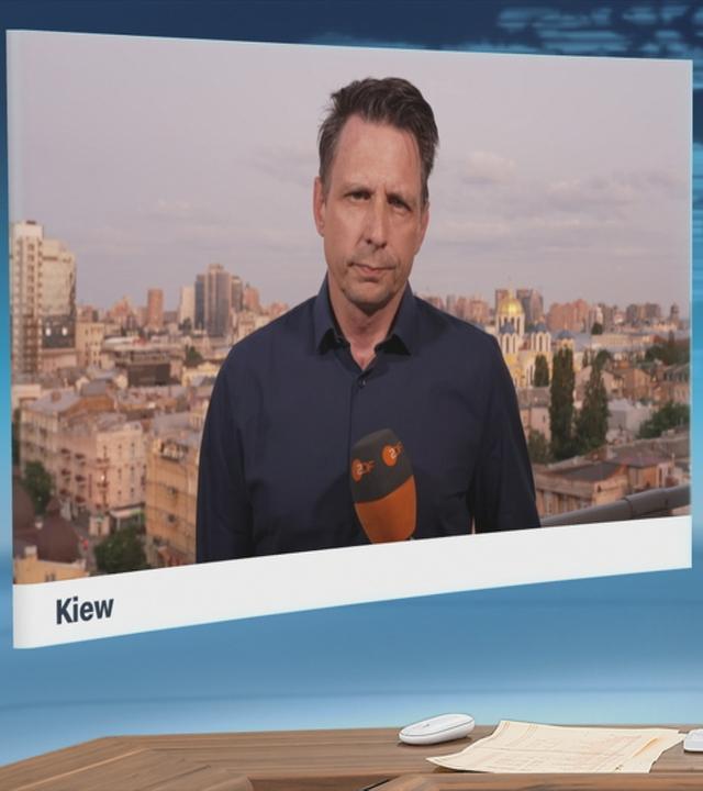 Timm Kröger mit ZDF-Mikrofon