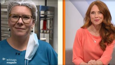 Mirjam Meinhardt, Moderatorin, auf der rechten Seite und Cornelia Schiemenz auf der linken, in einer Tofu-Manufaktur. 