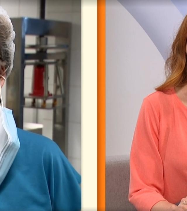 Mirjam Meinhardt, Moderatorin, auf der rechten Seite und Cornelia Schiemenz auf der linken, in einer Tofu-Manufaktur. 