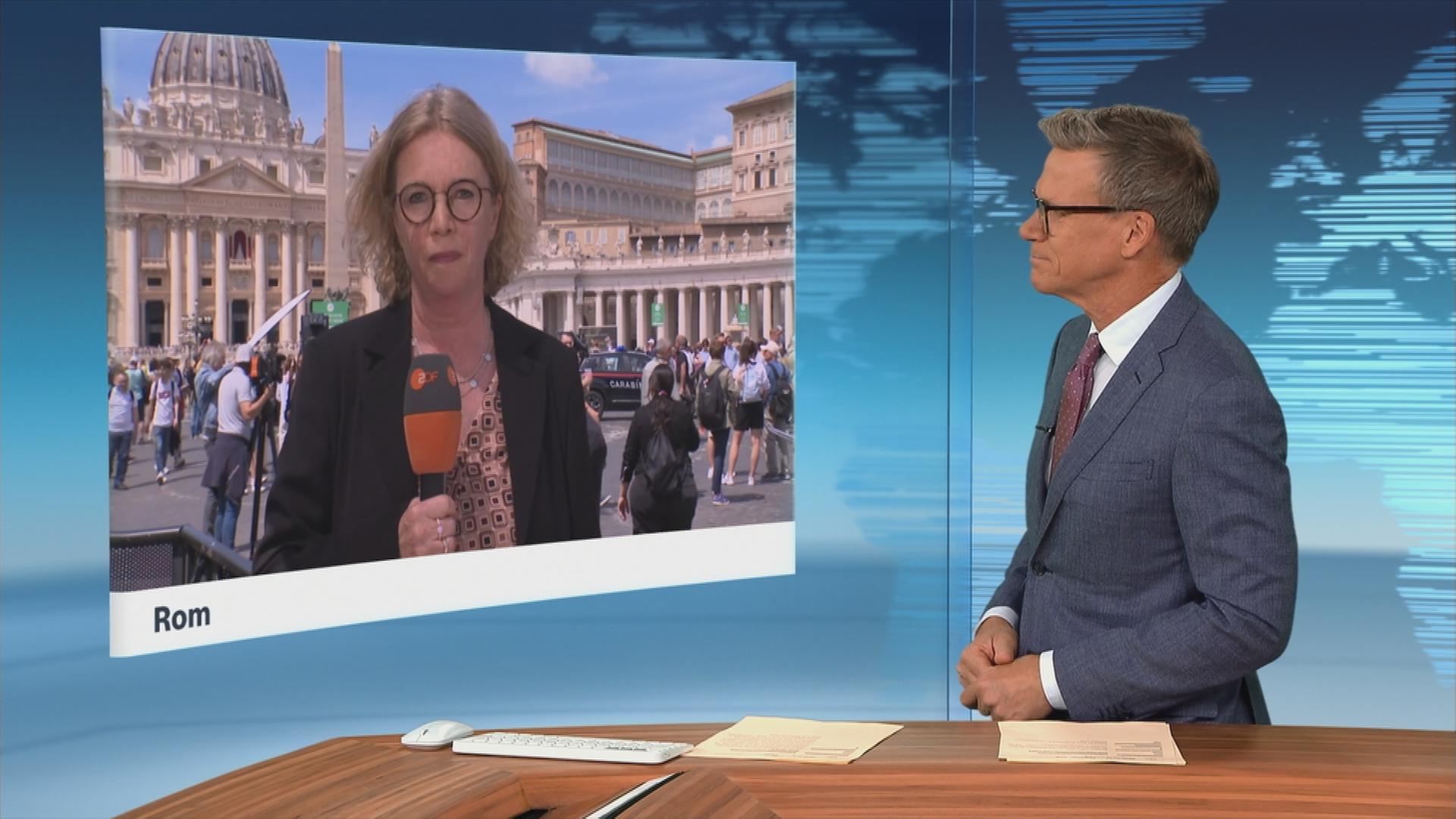 ZDF-Reporterin Barbara Lueg berichtet aus Rom ins ZDFheute-Studio.