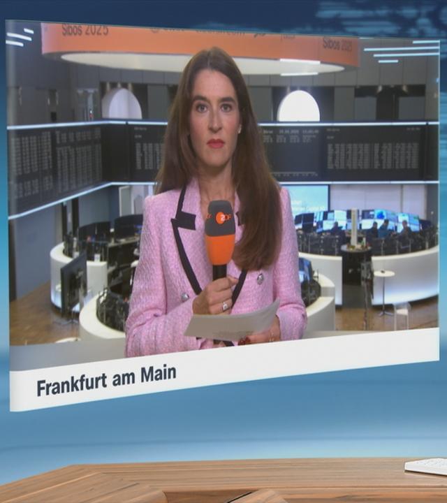 ZDF-Korrespondentin Sina Mainitz an der Börse in Frankfurt