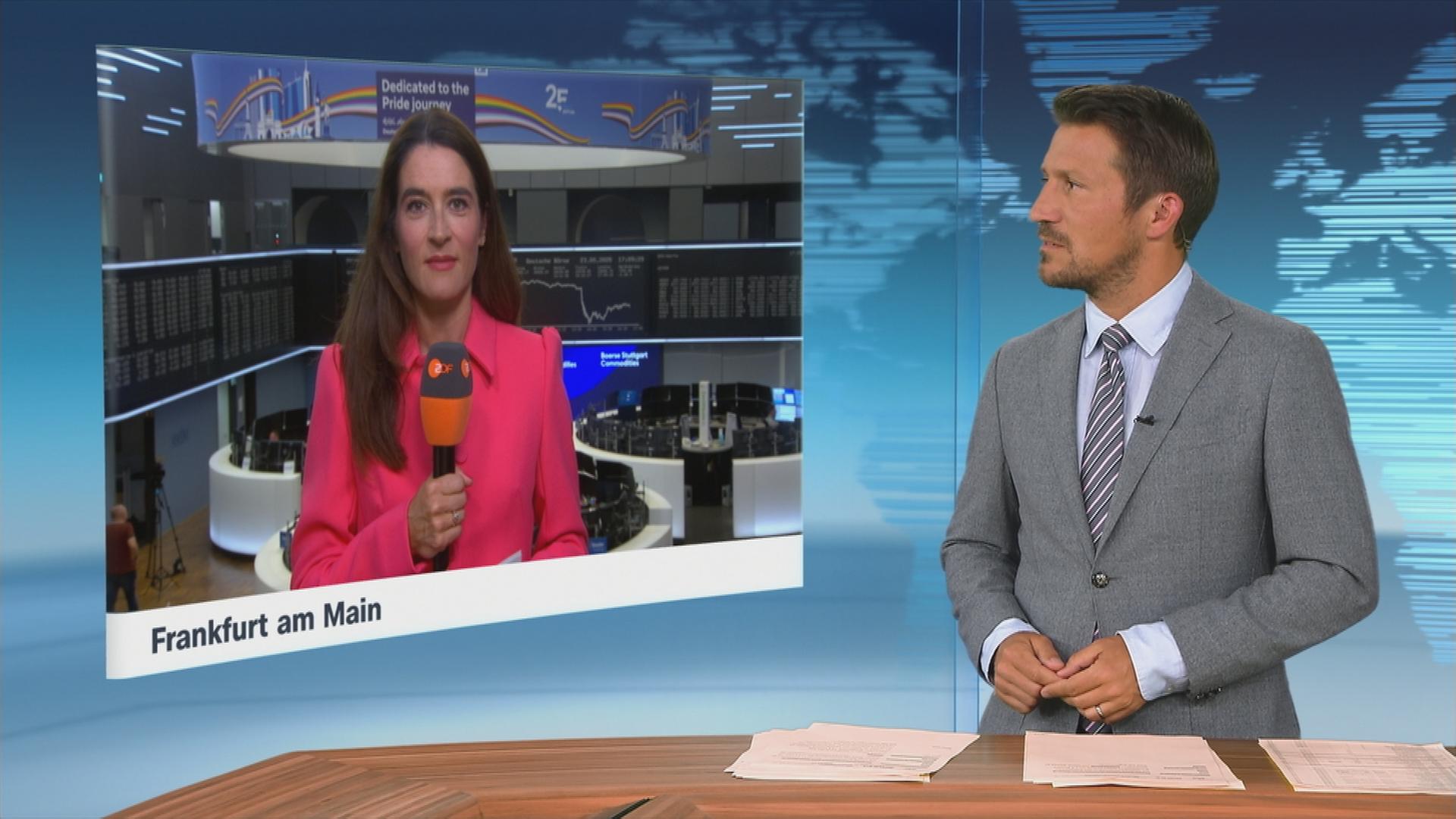 Sina Mainitz mit ZDF-Mikrofon in der Frankfurter Börse