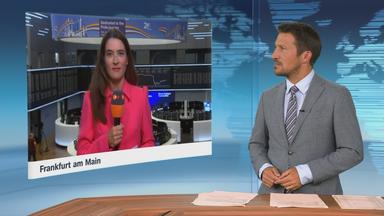 Sina Mainitz mit ZDF-Mikrofon in der Frankfurter Börse