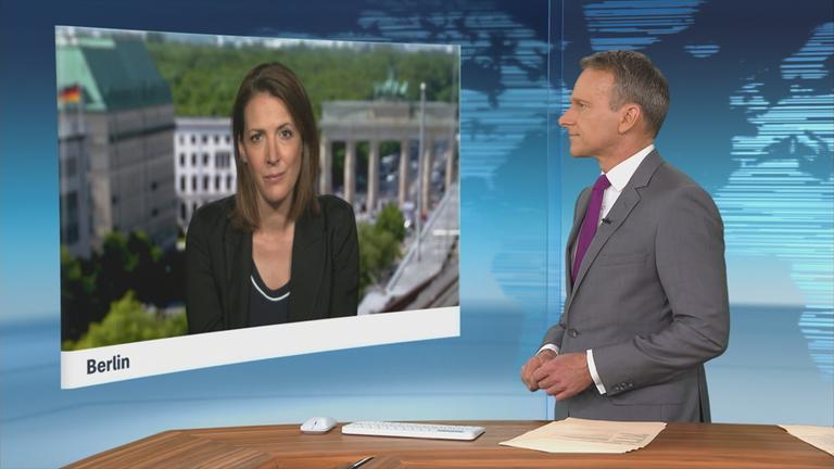 Andrea Maurer berichtet aus Berlin ins ZDFheute-Studio. 